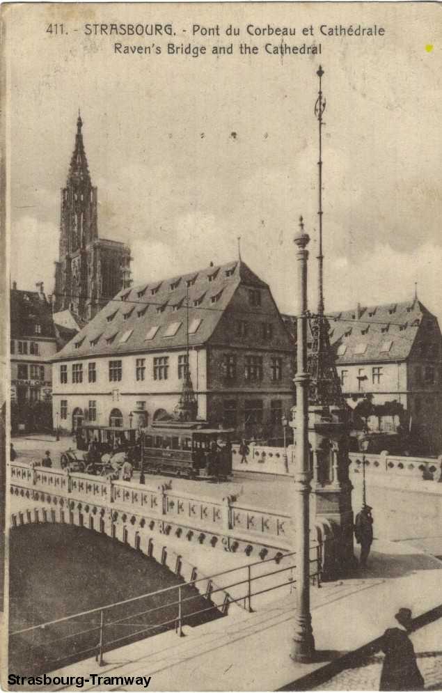 Une motrice avec sa remorque sur le Pont du Corbeau.